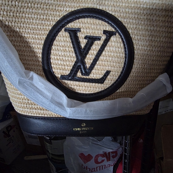 The Unbranded Brand Handbags - Black and Tan Shoulder Bag with Versatile Design